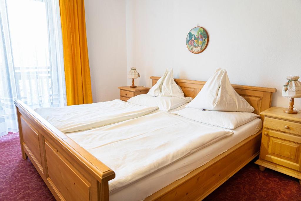 a bedroom with two beds and a window at Gasthof Diewald in Raach am Hochgebirge