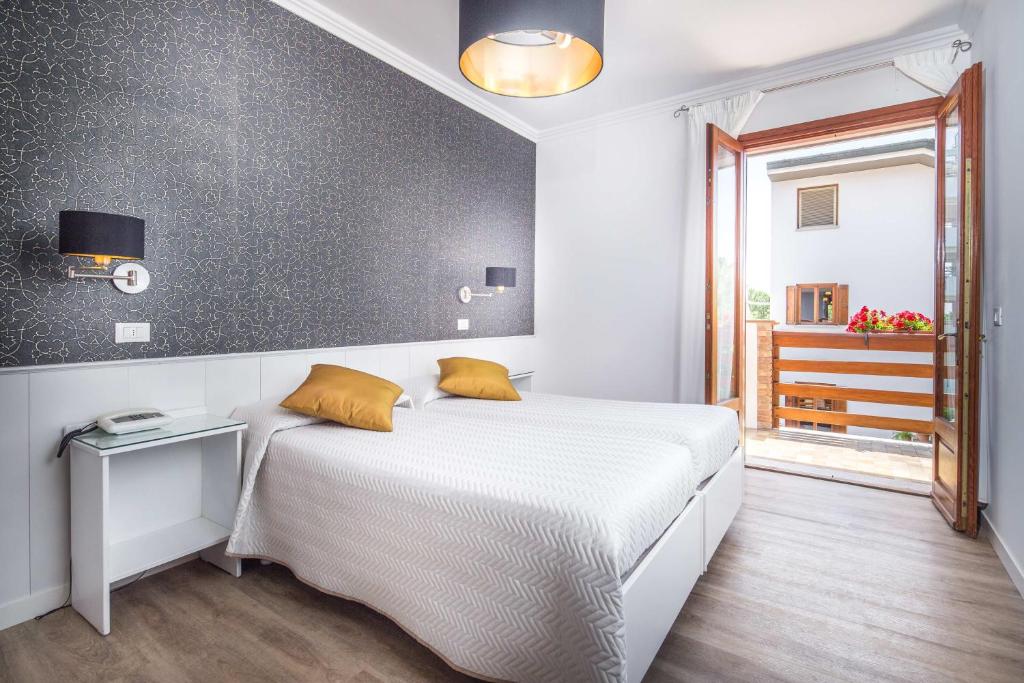 Postel nebo postele na pokoji v ubytování Hotel Capanna d'Oro