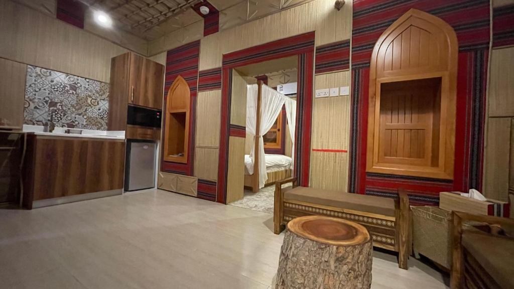 TV a/nebo společenská místnost v ubytování Fort Guesthouse نُزل القلعة