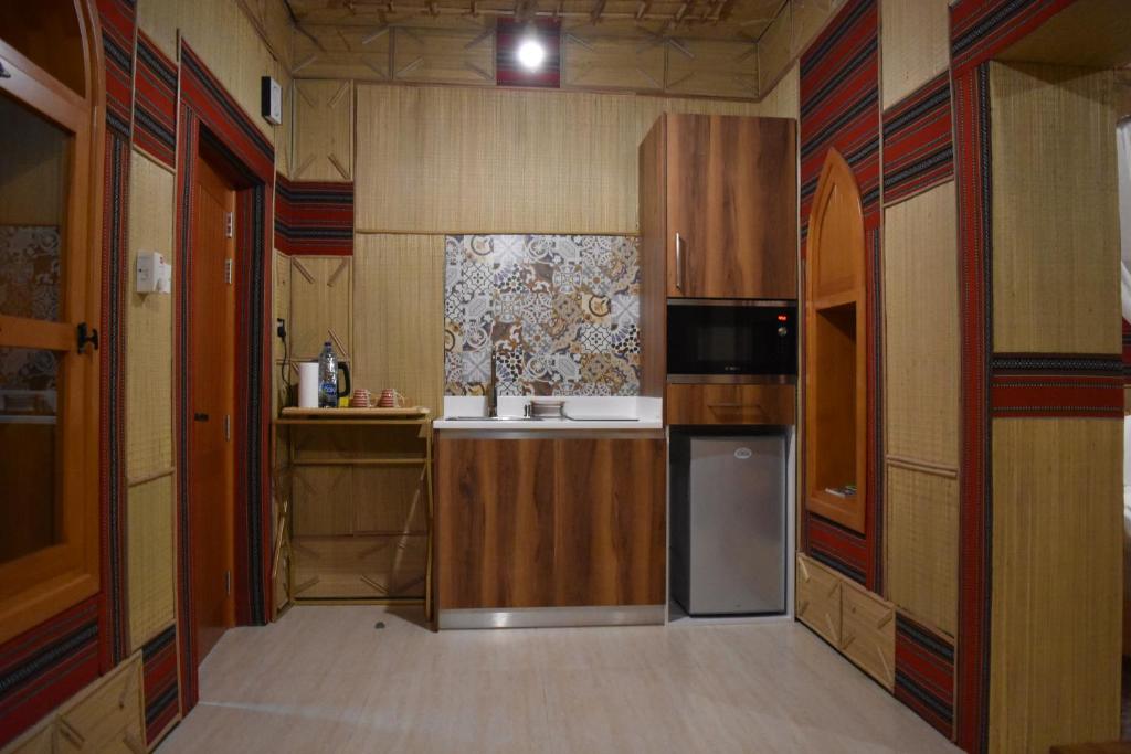 Kuchyň nebo kuchyňský kout v ubytování Fort Guesthouse نُزل القلعة