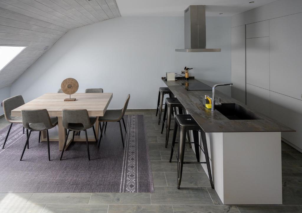 a kitchen with a table and chairs and a counter at Apartamento frente telecabina Vallnord - Bike park 641 in La Massana