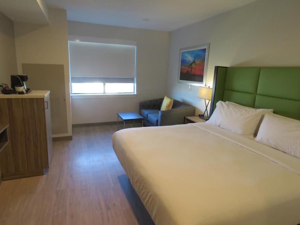 Ein Bett oder Betten in einem Zimmer der Unterkunft Wyndham Garden College Station