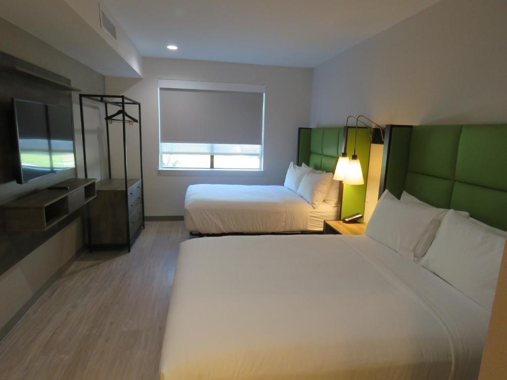 Ein Bett oder Betten in einem Zimmer der Unterkunft Wyndham Garden College Station