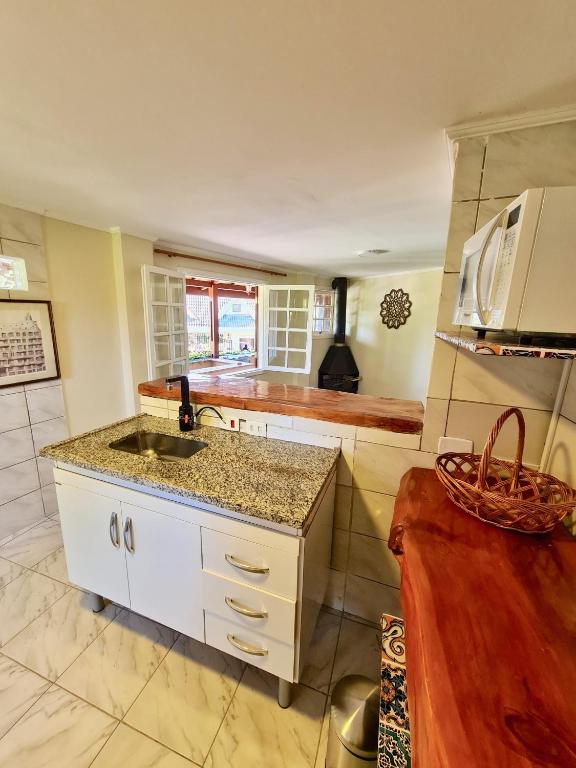  Tiny house nova dois quartos e excelente internet e varanda