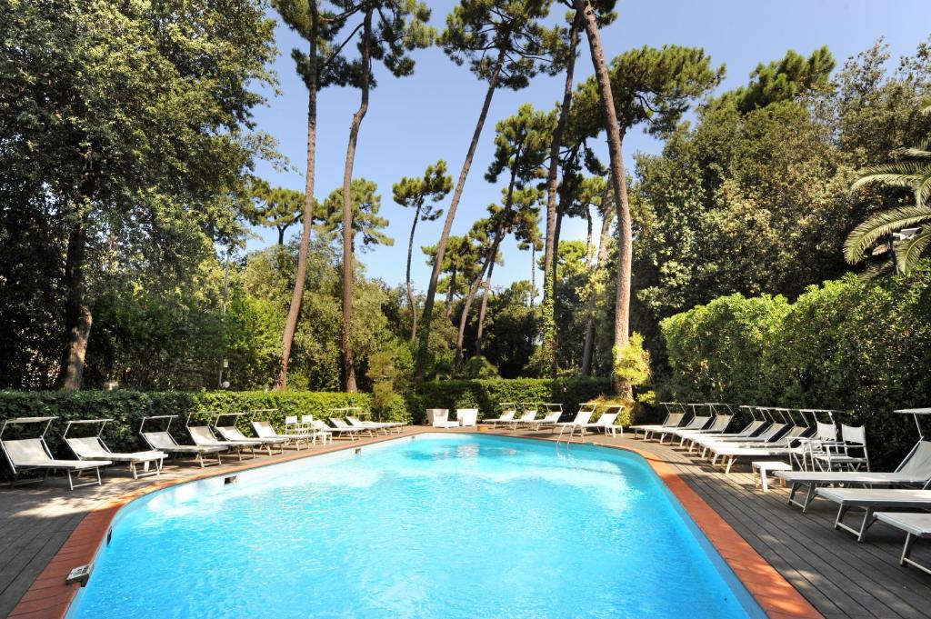 A piscina localizada em Hotel Villa Tiziana ou nos arredores