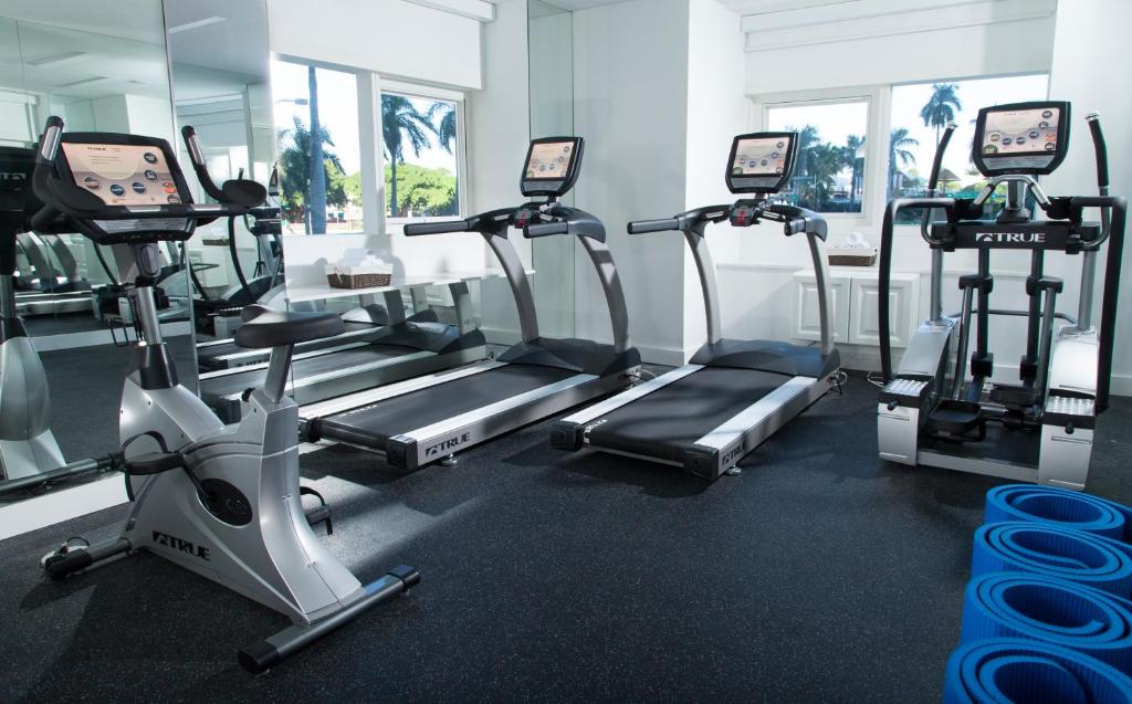 Fitness centrum a/nebo fitness zařízení v ubytování YVE Hotel Miami