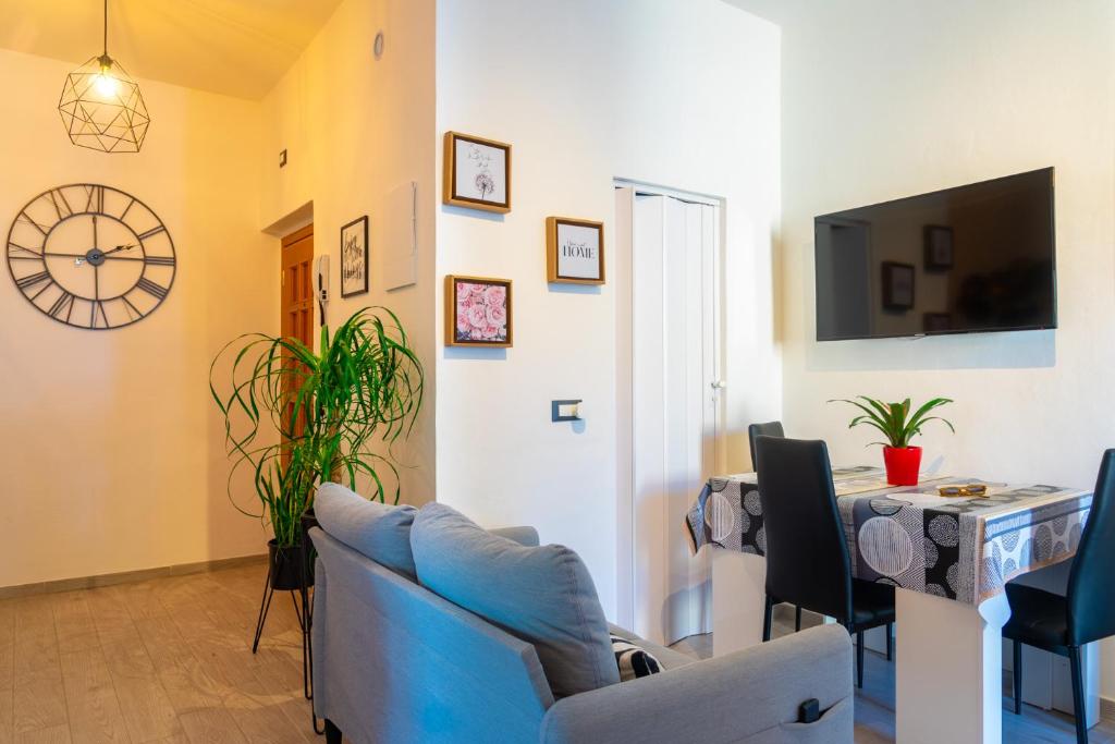 Appartamento di Daniele في بورتوفيرّايو: غرفة معيشة مع أريكة زرقاء وطاولة