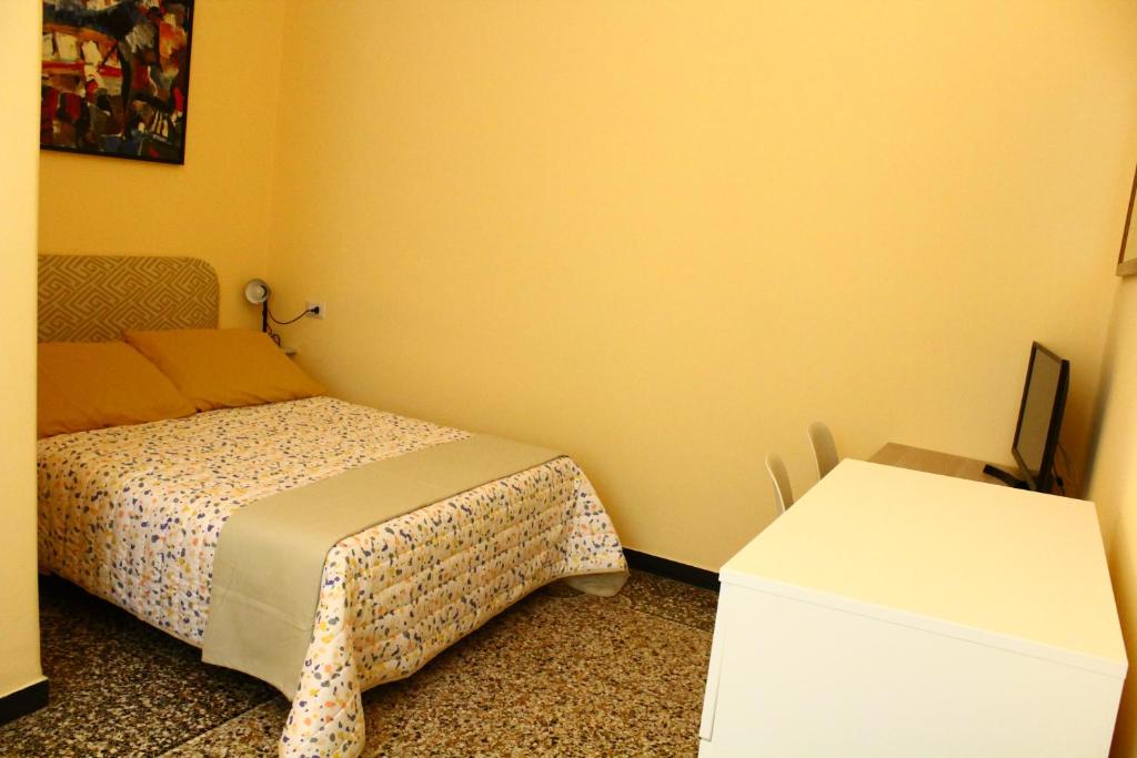 Postel nebo postele na pokoji v ubytování a due passi dal centro