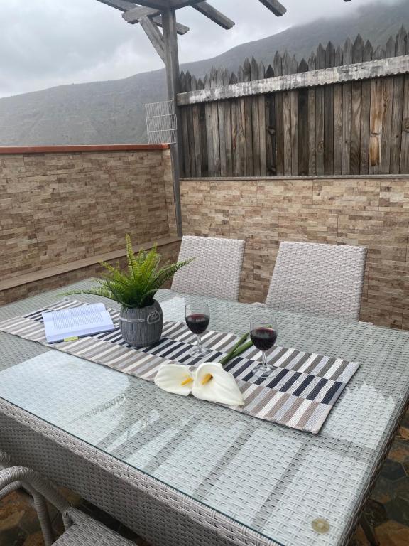 una mesa con dos copas de vino en un patio en Casa Rural Aca y Papá Juan en Güimar