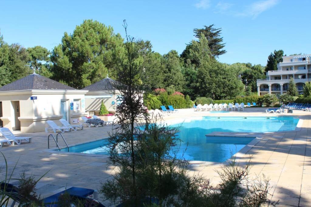 The swimming pool at or close to Appartement de standing avec Piscine