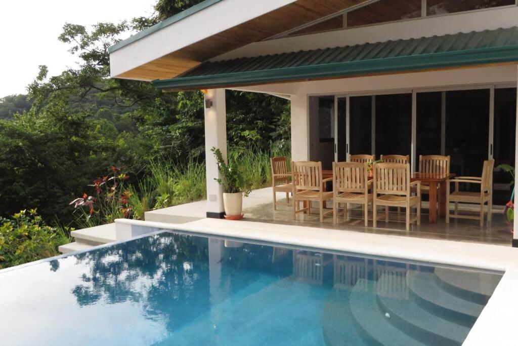 諾薩拉的住宿－New Hill top Home with a Beautiful Tropical View，一座带游泳池和庭院的房子