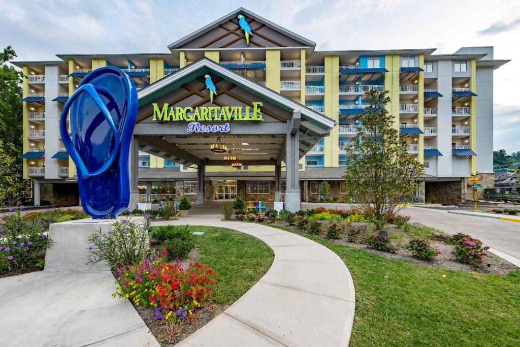 una vista de un hotel con un cartel de bienvenida y flores en Margaritaville Resort Gatlinburg, en Gatlinburg