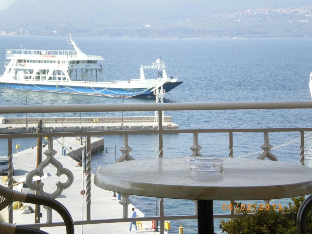 un bateau est amarré à un quai avec une table dans l'établissement Palatino, à Loutra Edipsou