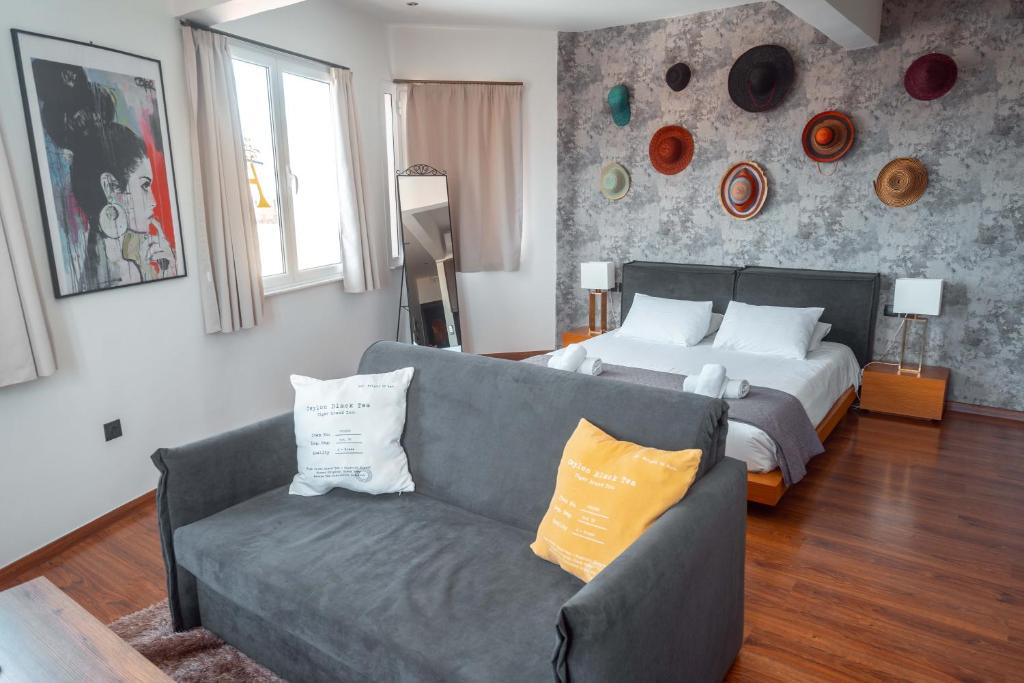 Postel nebo postele na pokoji v ubytování The Athens Version Luxury Suites