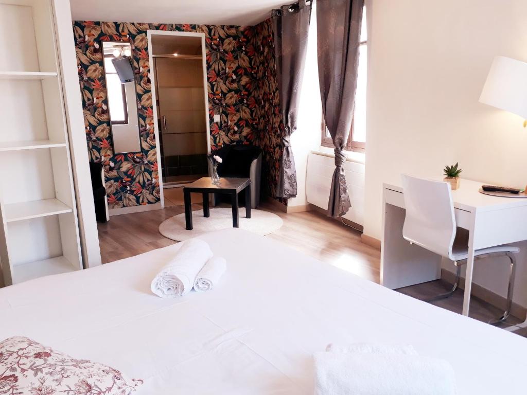 Llit o llits en una habitació de Hotel renaissance martigues