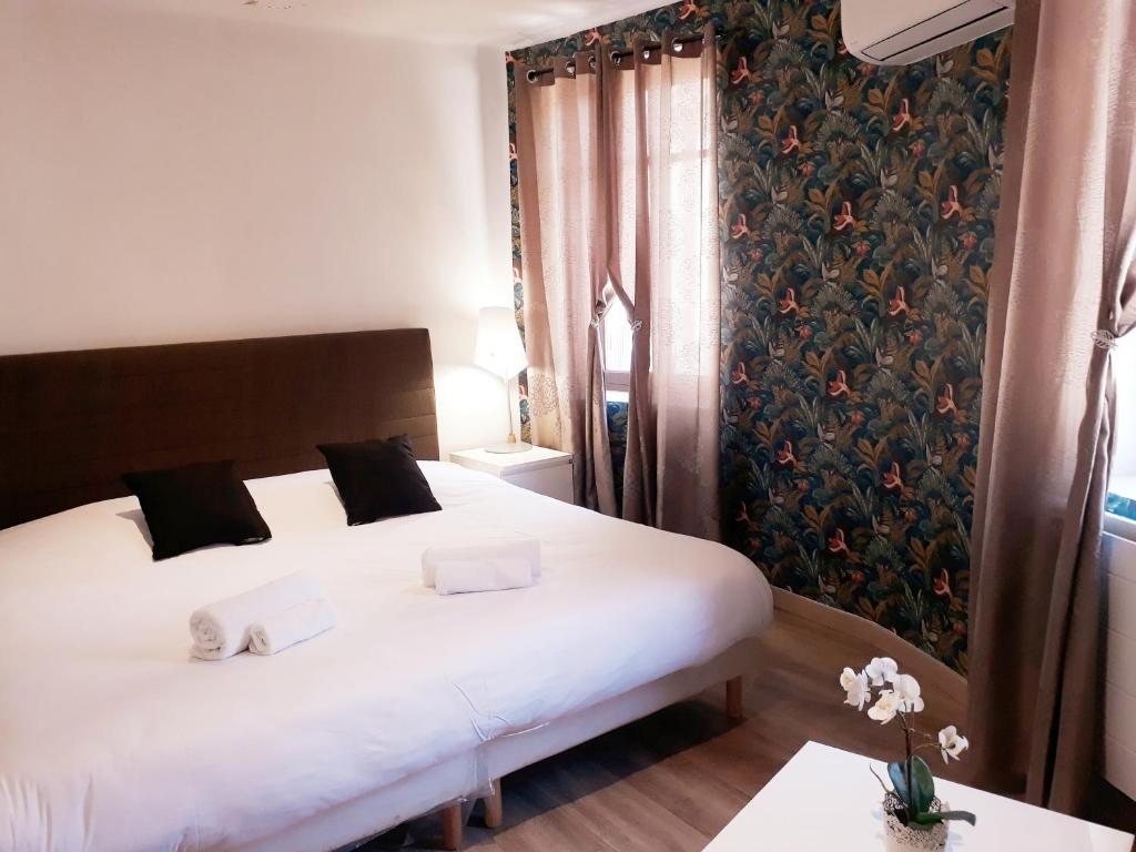 A bed or beds in a room at Hotel renaissance martigues