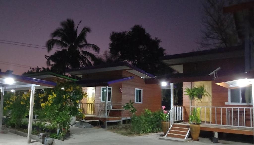ein Haus in der Nacht mit Lichtern davor in der Unterkunft Stay Ban Posai with Pool in Prakhon Chai