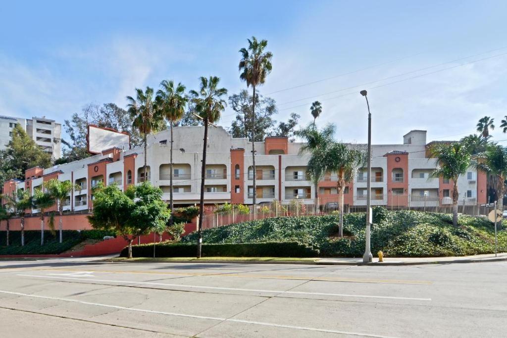 un parcheggio vuoto di fronte a un grande edificio di Hotel Silver Lake a Los Angeles