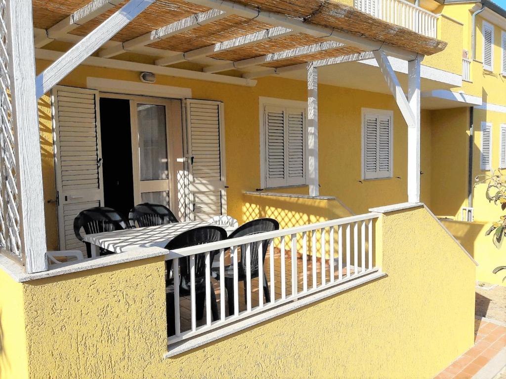 a balcony of a house with chairs and a railing at Casa Vacanze La Bandera 1 in Santa Teresa Gallura