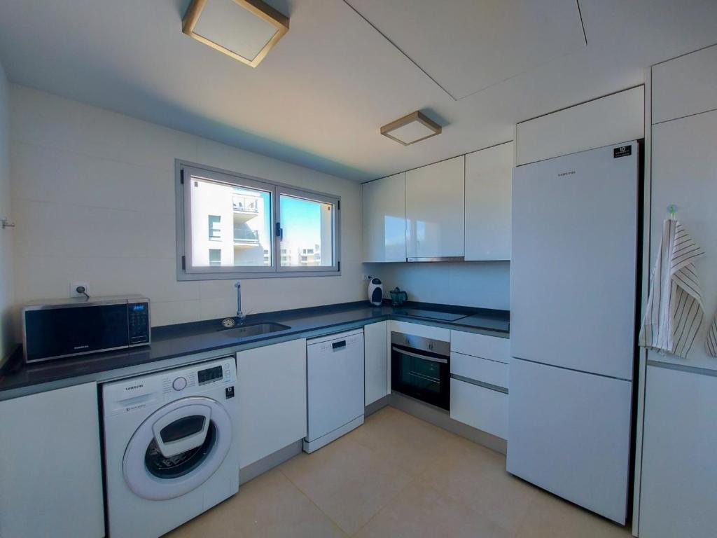 Kuchyňa alebo kuchynka v ubytovaní Apartamento playa y club náutico a 150m