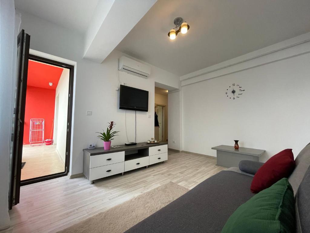 een woonkamer met een bank en een flatscreen-tv bij Renting Solutions Tudor in Iaşi