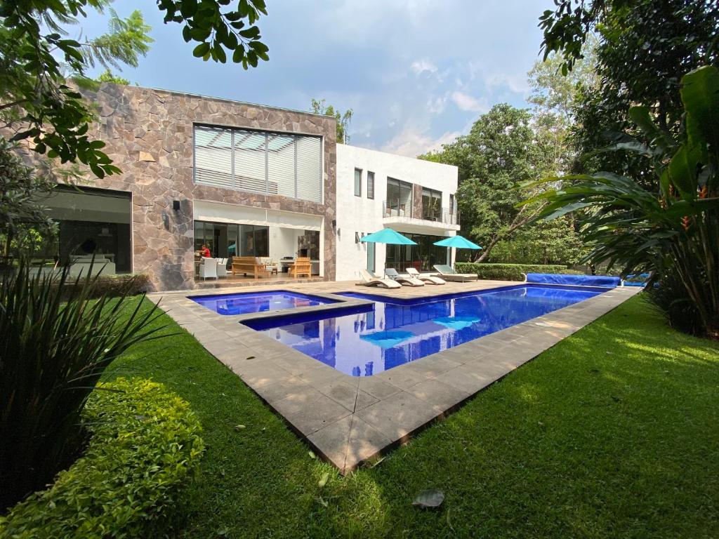 una piscina en el patio trasero de una casa en Casa Huitzil - La mejor casa de Malinalco con alberca y jacuzzi climatizados, en Malinalco