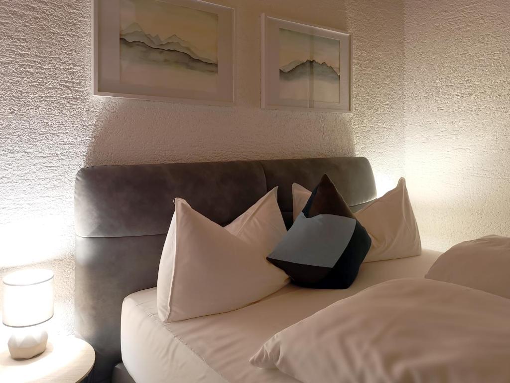 Łóżko lub łóżka w pokoju w obiekcie The Seefeld Retreat - Central Family Friendly Apartments - Mountain Views