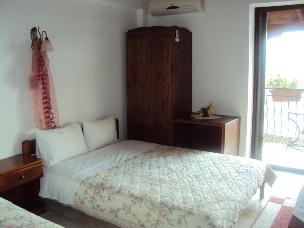 A bed or beds in a room at Vassilis Guesthouse