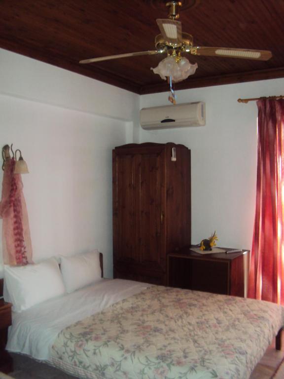 A bed or beds in a room at Vassilis Guesthouse