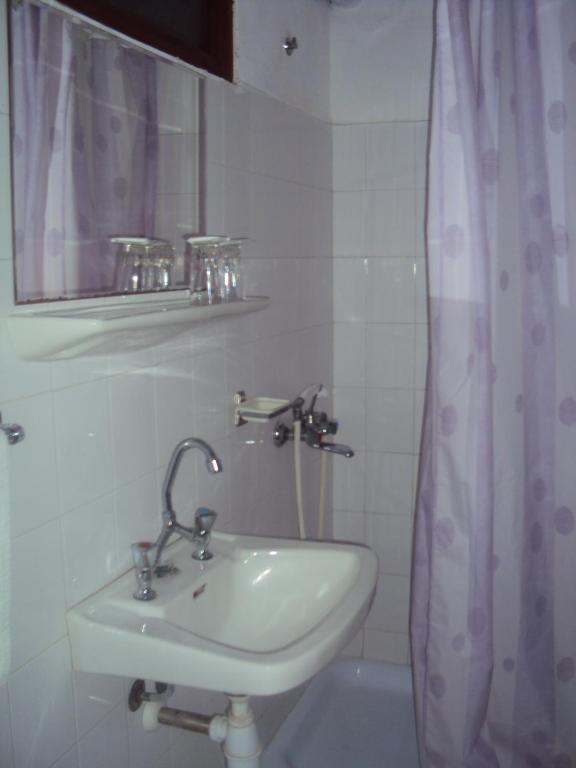 A bathroom at Vassilis Guesthouse