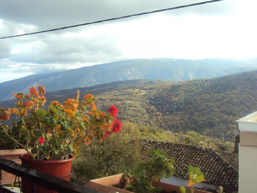 A general mountain view or a mountain view taken from a vendégházakat