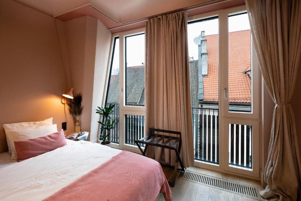 Postel nebo postele na pokoji v ubytování Redstone Apartments