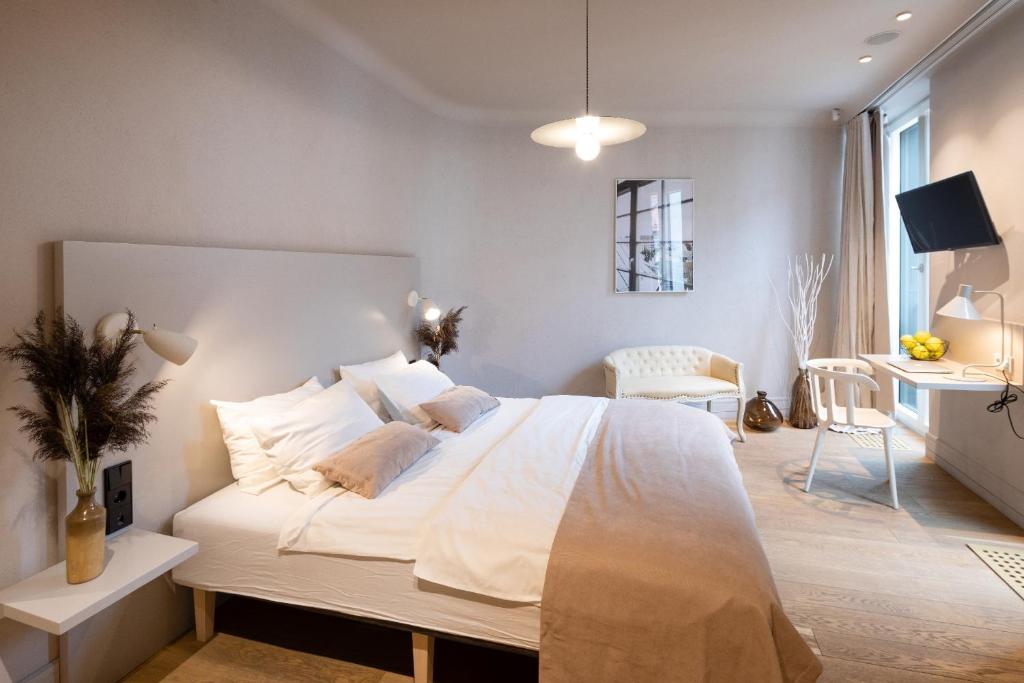 Redstone Apartments - Deluxe King Studio