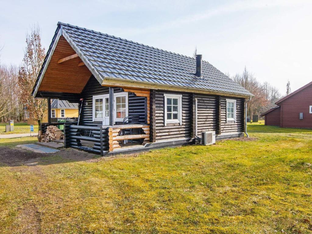 mały domek na polu trawy w obiekcie 4 person holiday home in Hovborg w mieście Hovborg