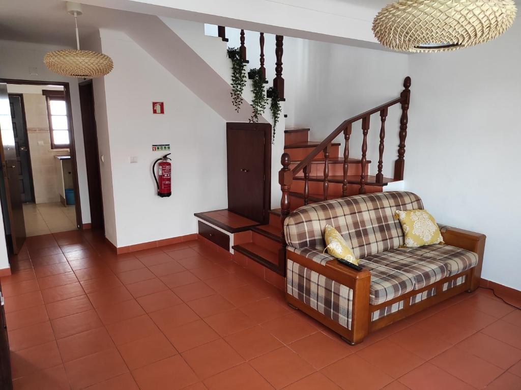 Una sala de estar con un sofá y un altavoz. en Al Casa Paquito, en Almograve