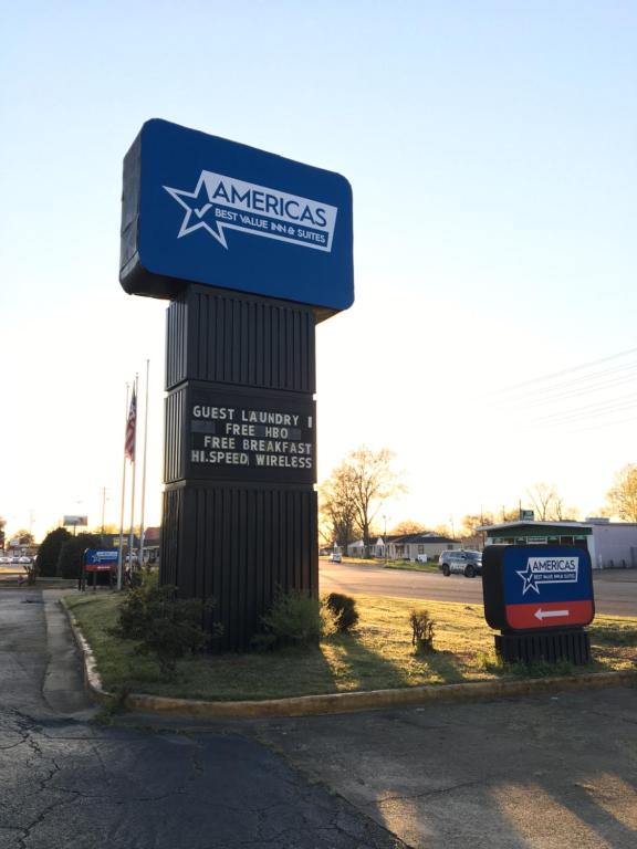 un panneau sur un poteau dans un parking dans l'établissement America's Best Value Inn Clarksdale, à Clarksdale