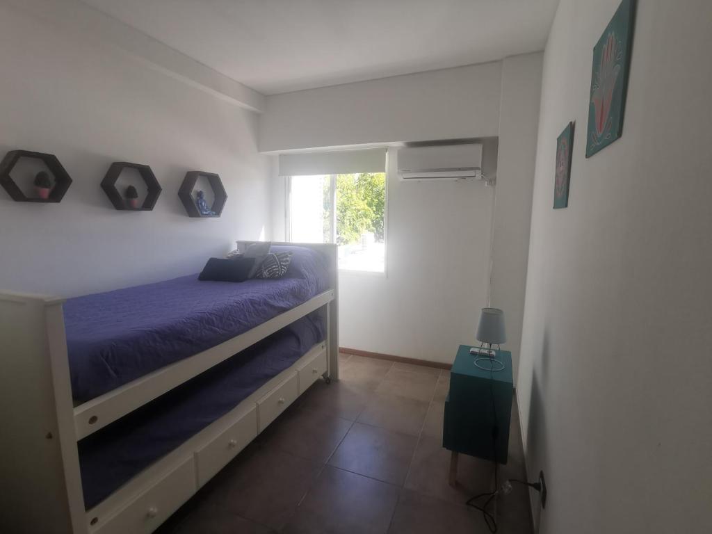 Двухъярусная кровать или двухъярусные кровати в номере DEPARTAMENTO a 5 cuadras de la Av Aristides - Ubicacion super privilegiada