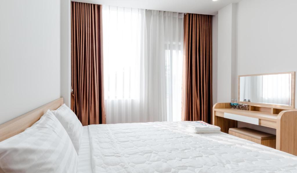 Giường trong phòng chung tại AQUA Seaview Hotel