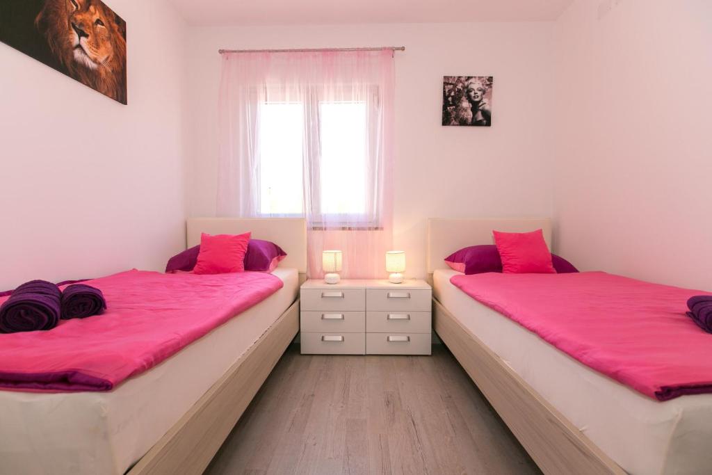 Posteľ alebo postele v izbe v ubytovaní House Pink
