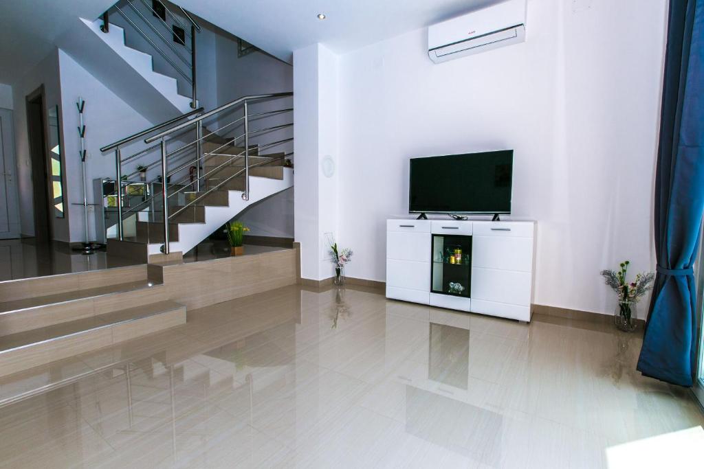 Televízia a/alebo spoločenská miestnosť v ubytovaní House Green
