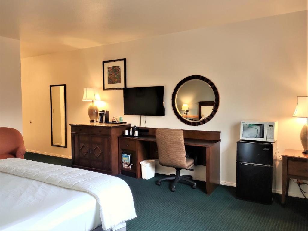 TV a/nebo společenská místnost v ubytování GuestHouse Inn Enumclaw