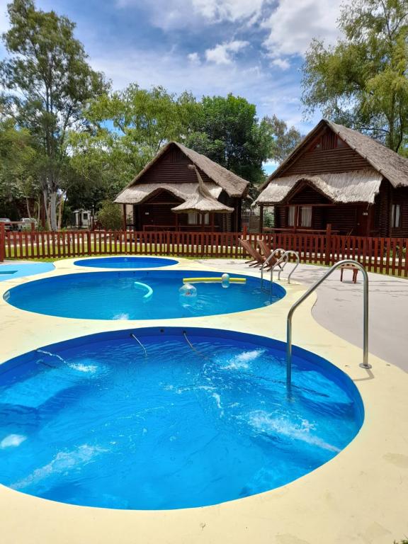 una gran piscina con una casa en el fondo en el bosque la foret en Gualeguaychú
