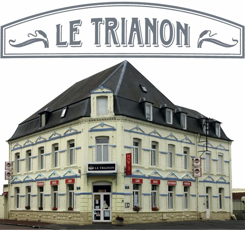 un bâtiment avec un panneau indiquant le triden dans l'établissement Le Trianon, à Hesdin