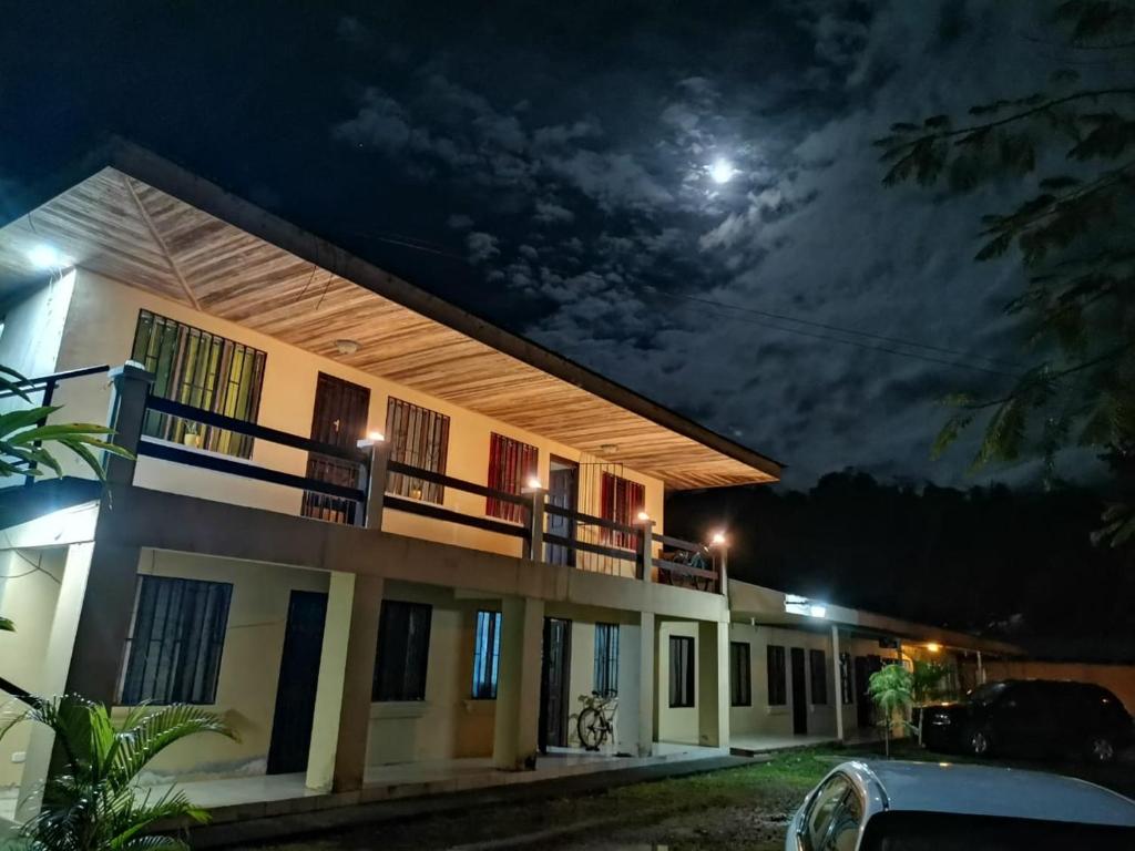 una casa con balcón por la noche con la luna en HOTEL Apartamentos Herradura #5 Familiar, en Herradura