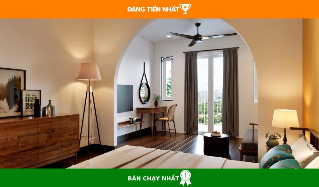 een slaapkamer met een bed en een bureau in een kamer bij Chez Mimosa Local in Ho Chi Minh-stad