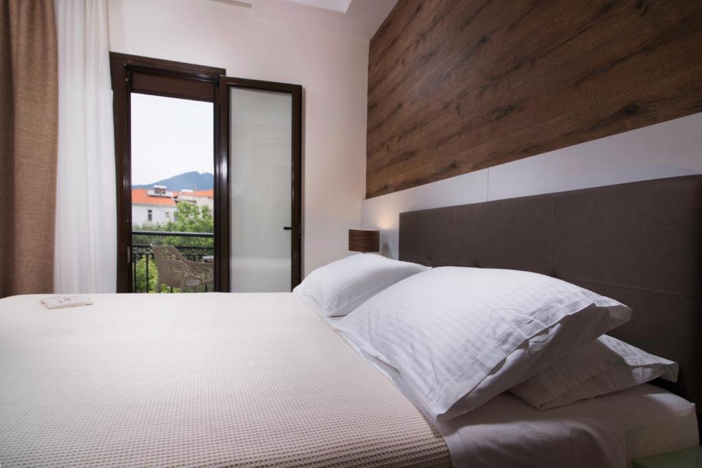 Postel nebo postele na pokoji v ubytování Kamelia & Semeli Hotel