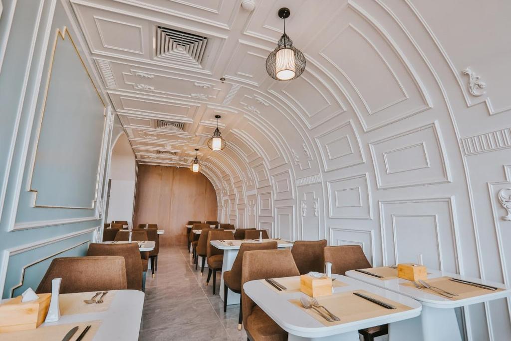 Khu vực ghế ngồi tại La Vague Hotel