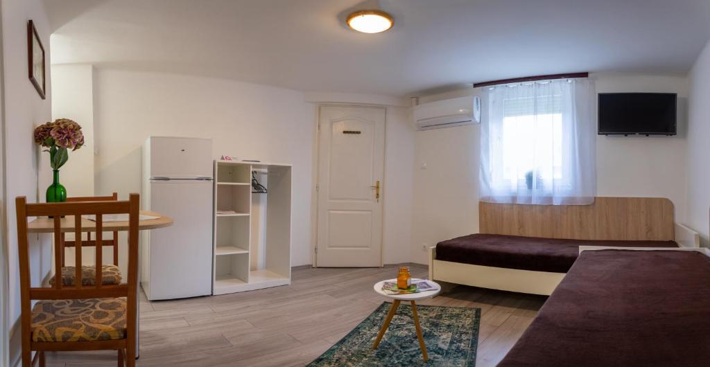 Kuchyň nebo kuchyňský kout v ubytování Silentium Garden Apartman Sárvár