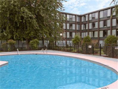 Bazén v ubytování Ramada by Wyndham Watertown Thousand nebo v jeho okolí