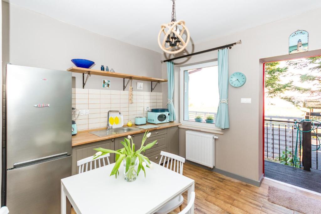 ミエルノにあるMessaのテーブルと冷蔵庫のあるキッチン